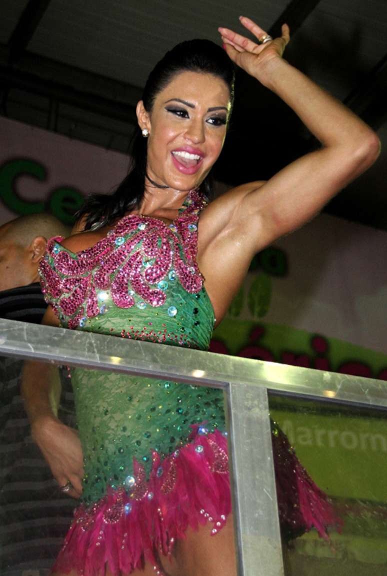 Gracyanne Barbosa mostrou samba no pé na noite do último sábado (26)