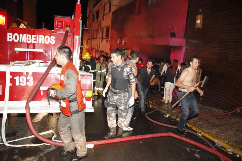 O incêndio começou por volta das 2h30 na Boate Kiss, na rua dos Andradas, no centro de Santa Maria (RS)