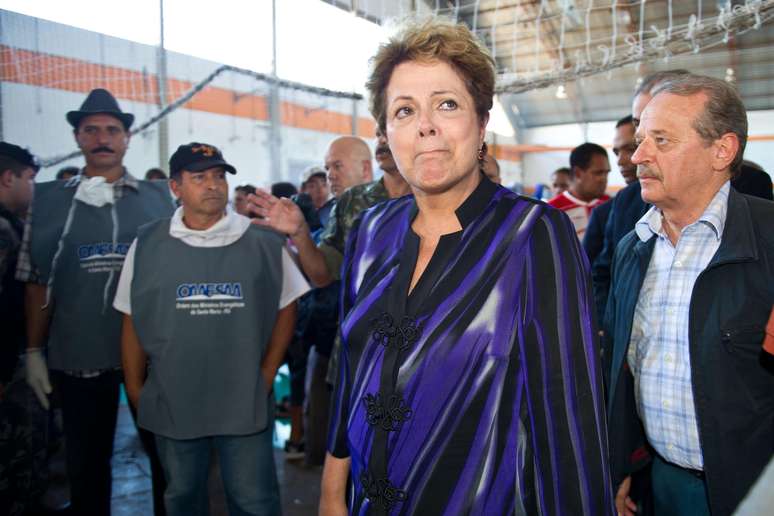 <p>Em janeiro, quando visitou o Centro Municipal de Desportos, onde estavam os corpos da trag&eacute;dia, Dilma se emocionou e chorou ao abra&ccedil;ar familiares das v&iacute;timas</p>