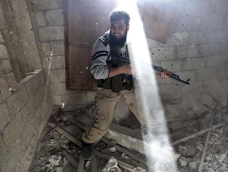 Um soldado do Exército da Síria Livre grita durante confrontos em Damasco, Síria. 26/01/2013