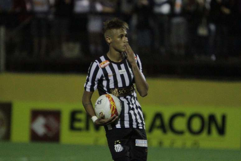 Neymar cavou quatro dos cinco amarelos do Bragantino no jogo