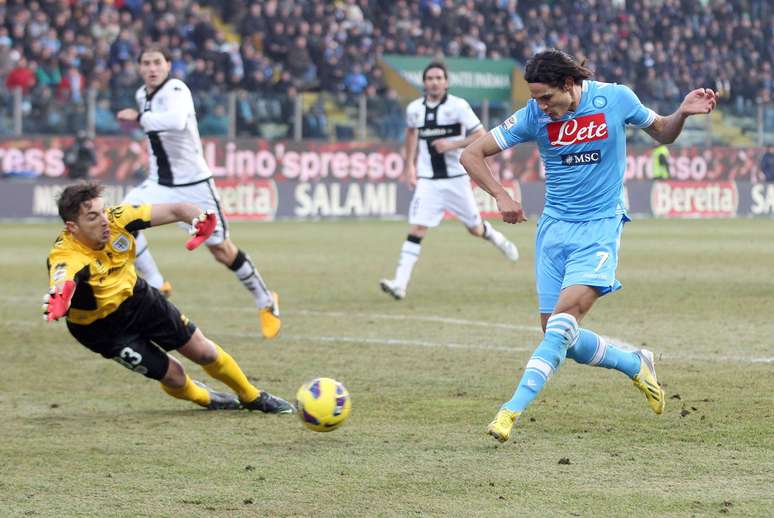 Aos 40min do segundo tempo, Cavani marcou o gol da importante vitória do Napoli sobre o Parma