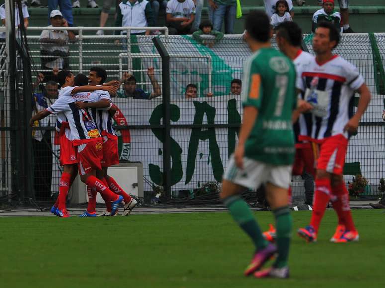 Penapolense reagiu rápido e venceu de virada o Palmeiras, mesmo com um jogador expulso