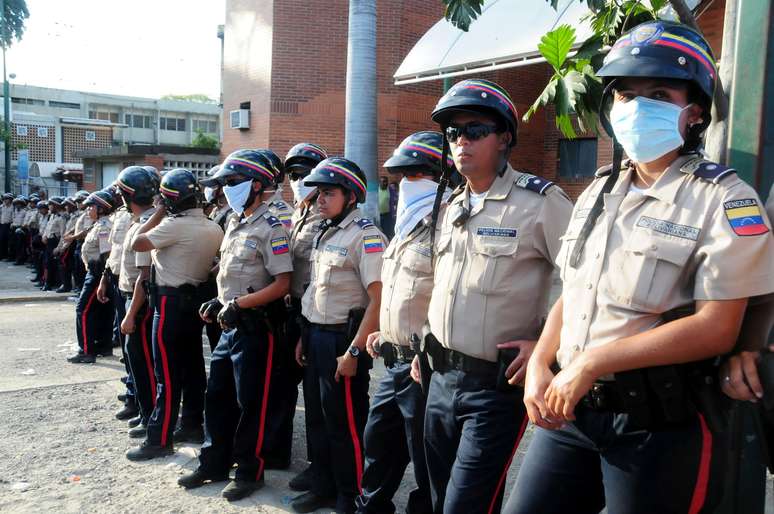 Policiais montam guarda em frente ao necrotério para onde os corpos foram levados