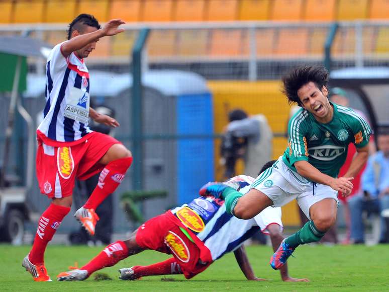 Valdivia em dispusta diante do Penapolense neste domingo