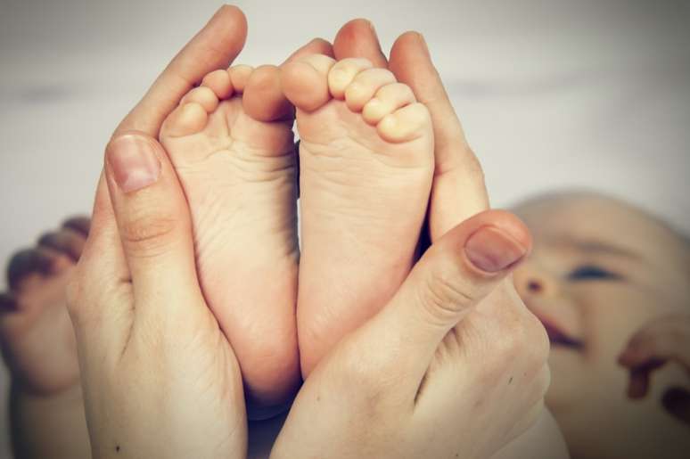Para evitar infecções, o bicho do pé deve ser retirado com uma agulha esterilizada por um especialista