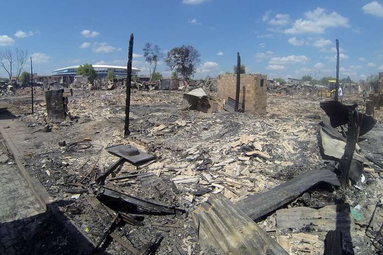 Incêndio na noite de domingo destruiu mais de 130 casebres da Vila Liberdade, em Porto Alegre