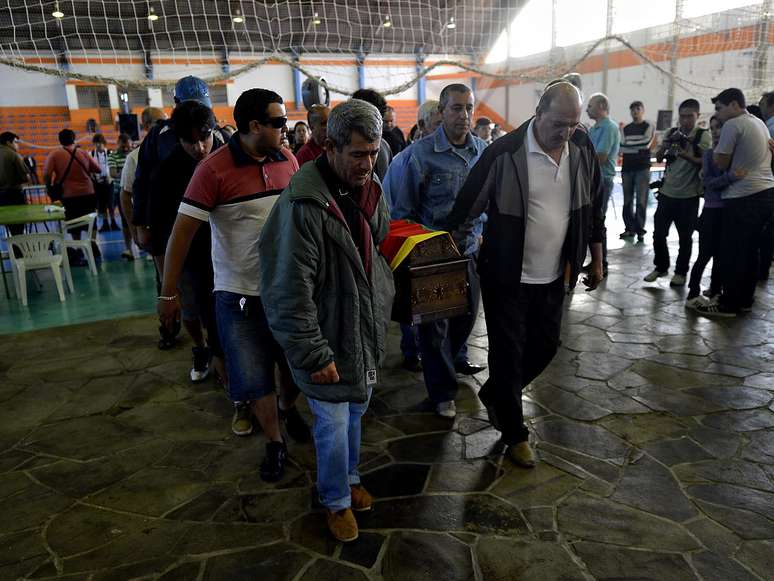 Familiares e amigos prestam a última homenagem às vítimas do incêndio