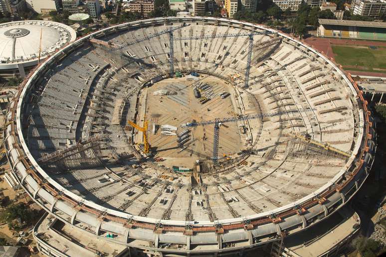 <p>Previsto para ser entregue em dezembro de 2012, Maracanã ainda não está pronto</p>