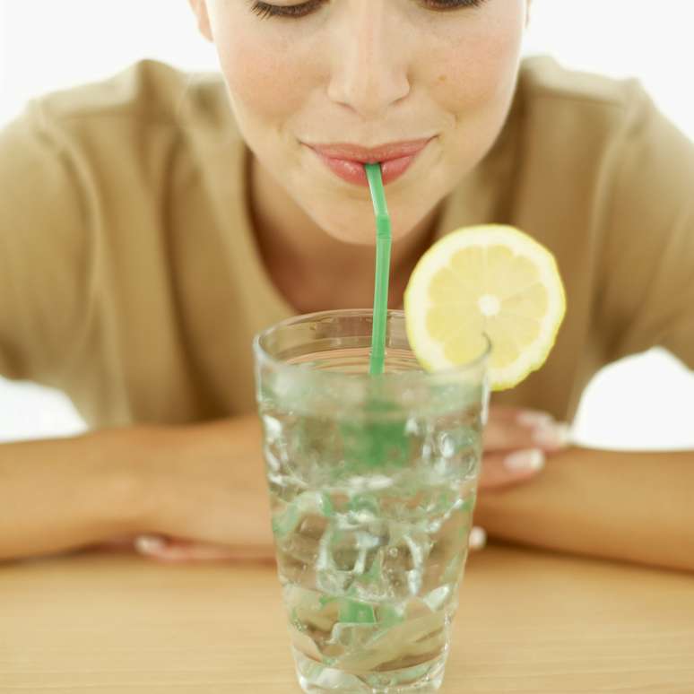 Dar goles pequenos é uma forma de reduzir o consumo de bebidas e, consequentemente, cortar calorias