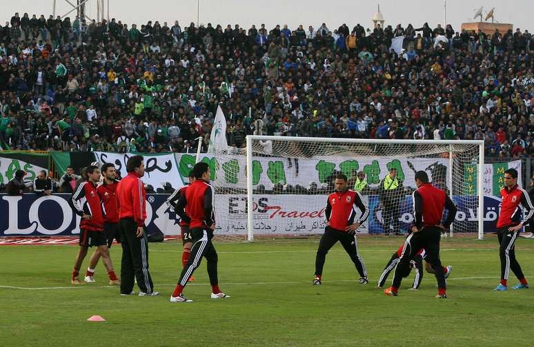 No Estádio Bür Said, jogadores do Al Ahly teriam sido acuados por objetos atirados das arquibancadas