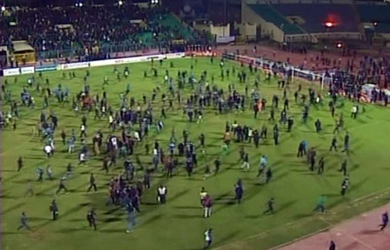 <b>1º de fevereiro de 2012</b><b>:</b> Terminado o jogo em Port Said, com vitória do Al-Masry por 3 a 1 sobre o Al-Ahly, torcedores invadem campo