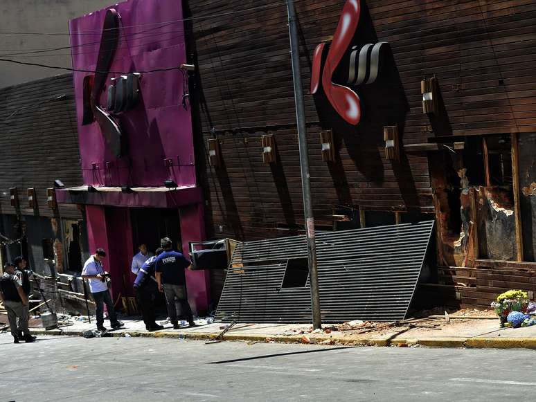 Imagem desta segunda-feira (28) da fachada da boate Kiss mostra a destruição deixada por incêndio que matou 231 pessoas em Santa Maria, Rio Grande do Sul, na madrugada de domingo (27)
