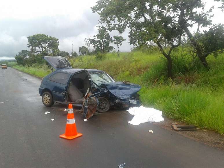 Destroços do veículo Gol, que colidiu com o carro onde estavam os prefeitos