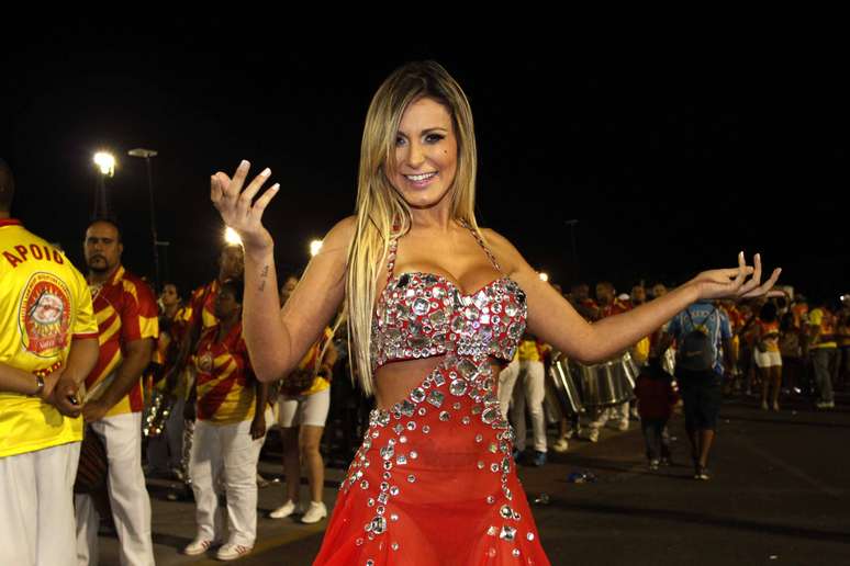 Andressa Urach se entregou ao samba e ao ensaio que aconteceu nesse domingo (27) no Anhembi, em São Paulo. Além de provar que tem samba no pé, e Vice-Miss Bumbum mostrou demais ao trocar o vestido por uma fantasia. A modelo ótima forma ao substituir o look de oncinha por uma roupa vermelha