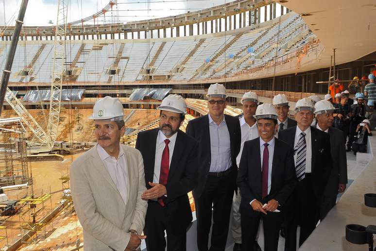 Valcke visitou o Estádio Nacional de Brasília acompanhado por outras autoridades