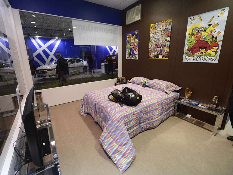 Equipado com tevê 3D de última geração, home theater, blu-ray e videogame, além de uma confortável cama, o quarto é uma das novidades da Campus Party este ano