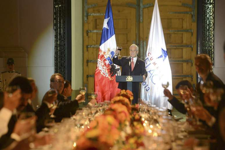 Imagem divulgada pela presidência do Chile mostra Piñera oferecendo um brinde no jantar de abertura da cúpula