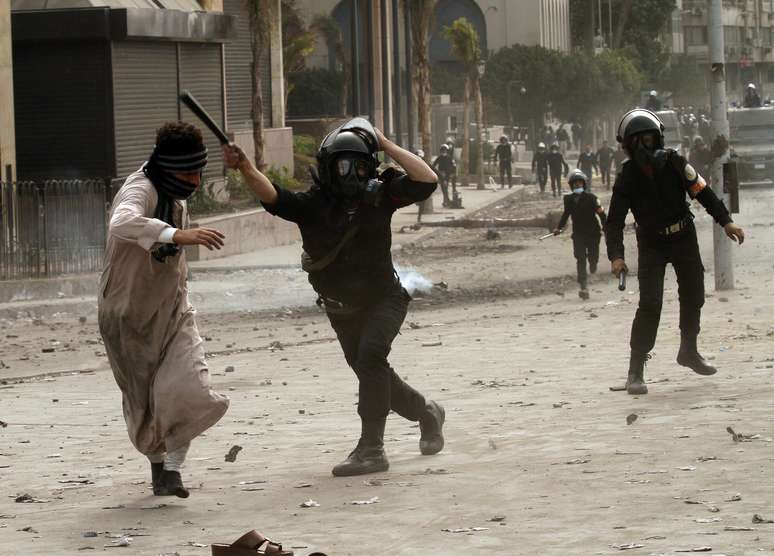 Policial e manifestante se enfrentam em nova onda de protestos perto da Praça Tahrir
