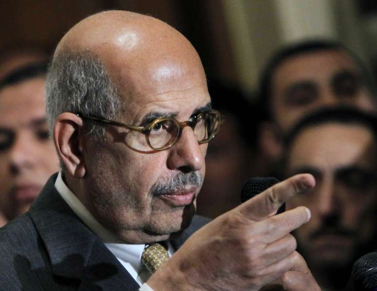 Mohamed El Baradei fala durante a coletiva de imprensa convocada pelo grupo de oposição Frente de Salvação Nacional