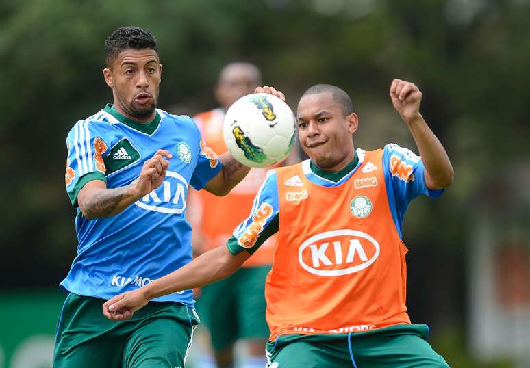 Fabinho Capixaba (esq.) se envolveu em confusão com torcedor do Palmeiras