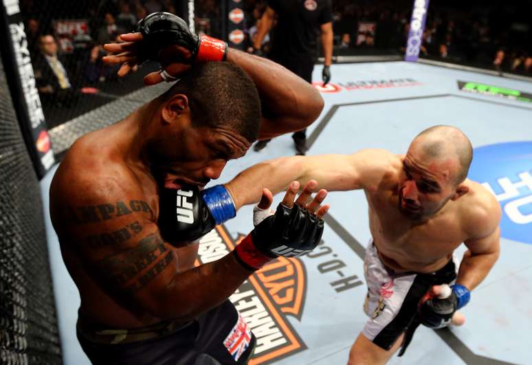 Um dos nomes em ascensão no UFC, o meio-pesado Glover Teixeira não deu chances para o veterano e celebrado Quinton "Rampage" Jackson e derrotou a lenda do MMA. Da vitória do lutador mineiro à entrega do prêmio de melhor jogadora de handebol do mundo à também brasileira Alexandra, confira, a seguir, as imagens que marcaram a semana esportiva no Brasil e no mundo:&nbsp;