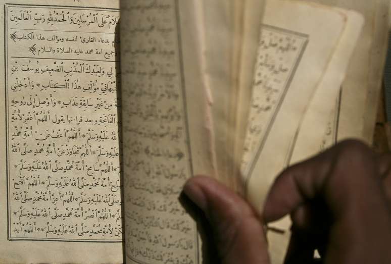 Imagem de 2004 mostra alguns dos manuscritos que estavam na biblioteca de Timbuctu, incendiada por islamistas