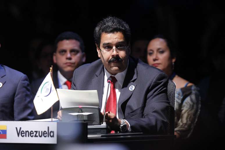 Nicolás Maduro lê carta de Chávez durante a abertura da cúpula da Celac, em Santiago do Chile, nesta segunda