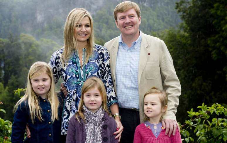 Willem-Alexander posa com sua mulher, Máxima, e as filhas Catharina Amalia, Alexia e Ariane, em foto de 2012