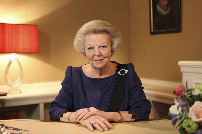 A rainha Beatrix, 75 anos, foi à TV anunciar para o povo holandês que vai abdicar ao trono após 33 anos