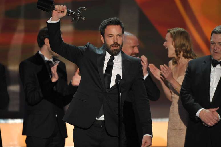 Ben Affleck recebe prêmio ao lado do elenco de 'Argo'