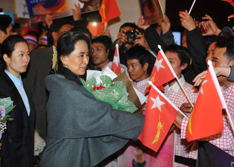Suu Kyi é recebida com flores na chegada a Seul, na Coreia do Sul
