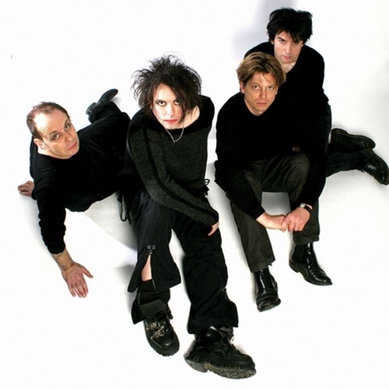 Liderado pelo guitarrista Robert Smith, o The Cure retorna ao País 17 anos após show no Hollywood Rock