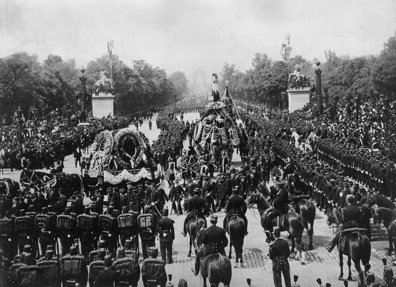 Funeral do poeta, romancista e dramaturgo francês Victor Hugo. Cerca de um milhão de franceses se irmanaram pelos Campos Elísios para levar o féretro de Père Hugo até o Panteão em 1985. Em 26 de fevereiro de 2013, comemora-se os 211 anos do nascimento do autor