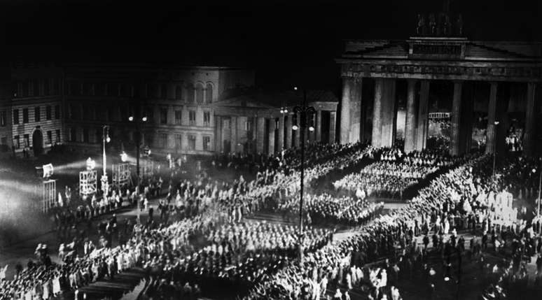 <p>No portão de Brandemburgo, milhares de simpatizantes se concentraram para acompanhar o juramento oficial de Hitler como chanceler, no final de janeiro de 1933</p>