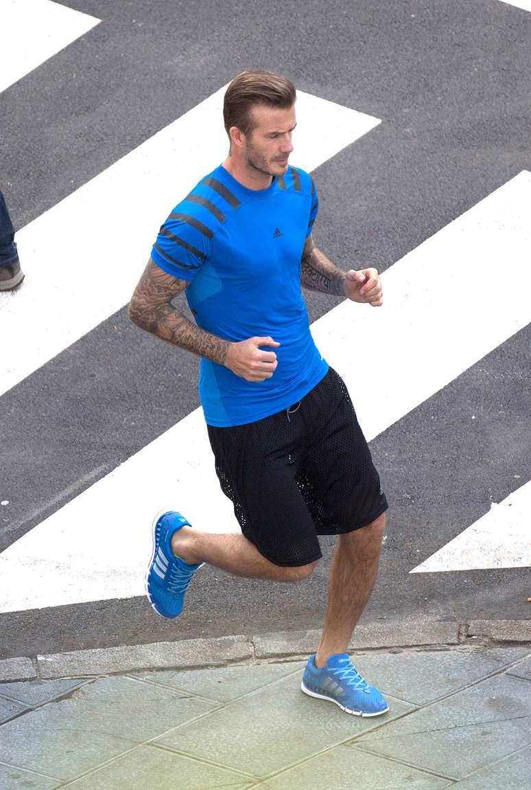 David mostrou boa forma e foi clicado correndo pelas ruas da cidade espanhola