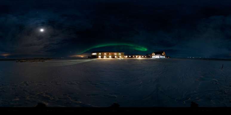 <strong>Hotel Ranga, Islândia</strong><br />O céu da Islândia é um dos mais impressionantes do planeta, oferecendo um espetáculo incrível aos turistas. Além das estrelas com um brilho intenso, o país tem frequentes aparições de auroras boreais, que podem ser apreciadas de dentro dos jacuzzis externos do hotel Ranga, numa garantia de uma noite espetacular acompanhada de pratos de gastronomia local, como carpaccio de rena