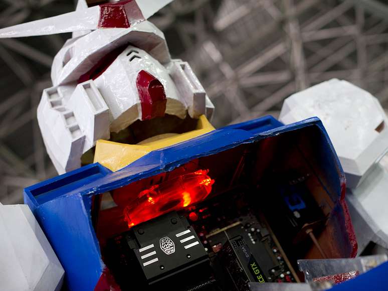 Casemod gigante de Gundam é atração na área de gabinetes modificados da Campus Party