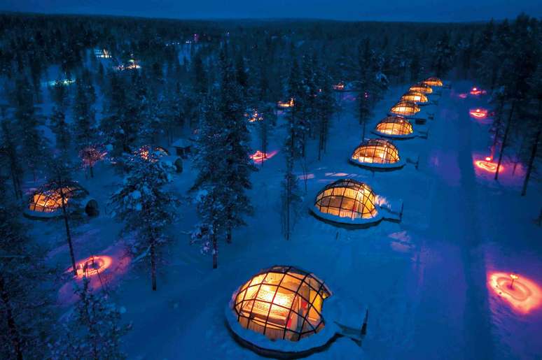 Na Lapônia, o turista pode observar as estrelas de dentro de seu próprio iglu