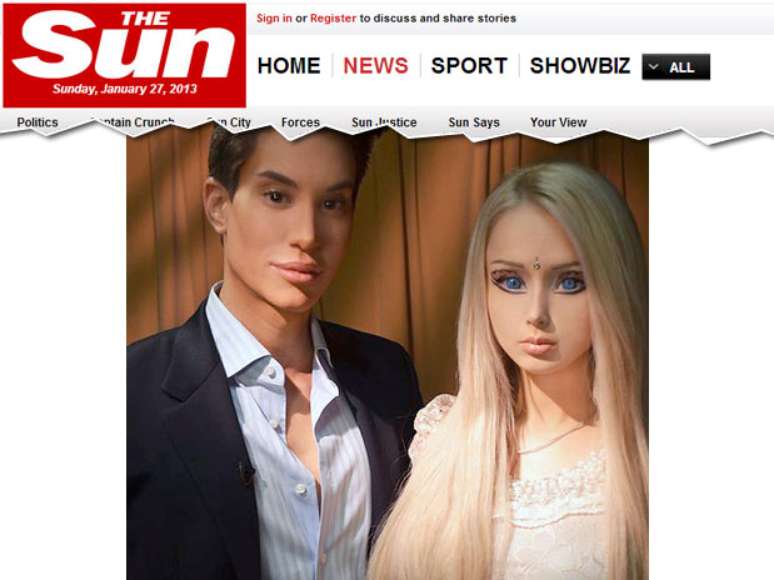Obcecados pela própria imagem, Barbie e Ken "da vida real" se encontram e criticam a aparência um do outro