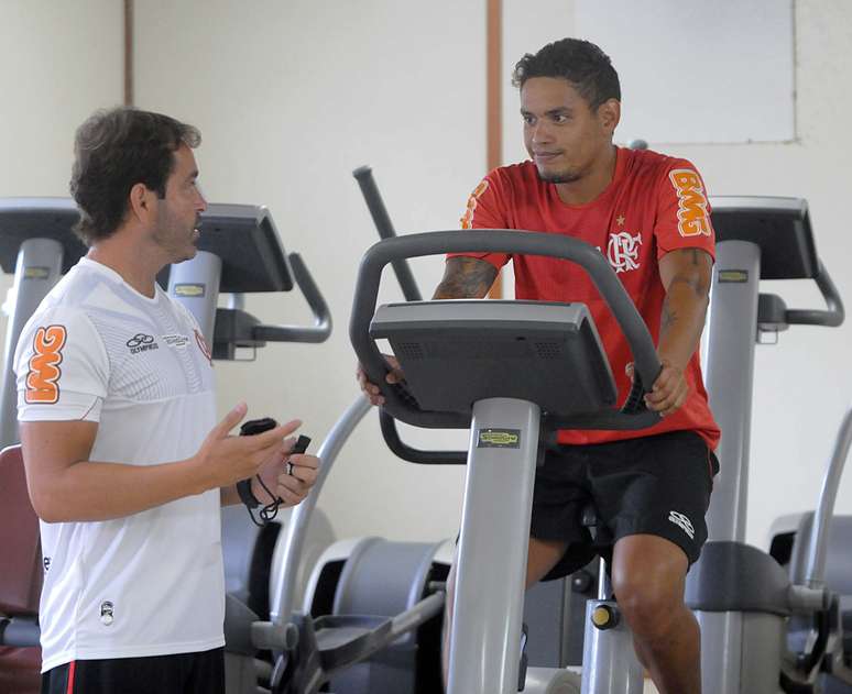 Carlos Eduardo vai a campo pela primeira vez no Ninho do Urubu