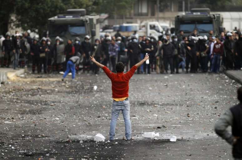 Manifestante enfrenta as forças de segurança do Egito na praça Tahrir, símbolo da revolução de 2011, no Cairo