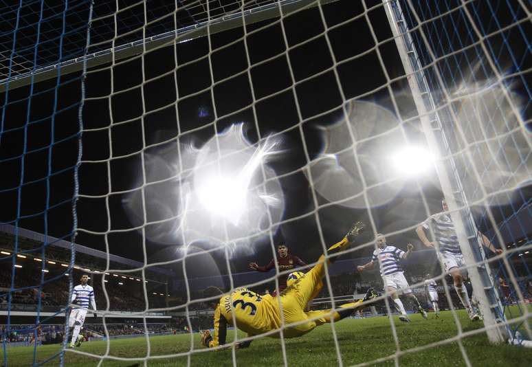 Goleiro Júlio César foi o destaque do Queens Park Rangers em empate sem gols com o Manchester City