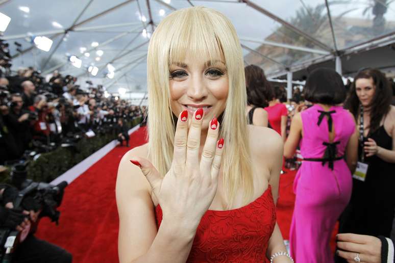 Kaley Cuoco pintou as unhas de vermelho e fez corações em rosa claro