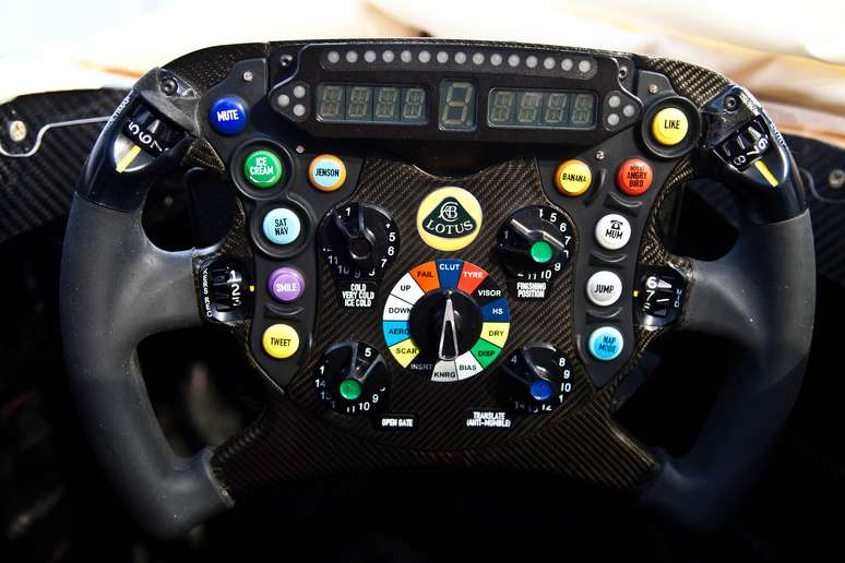 Volante "espirituoso" da Lotus é novidade na F1