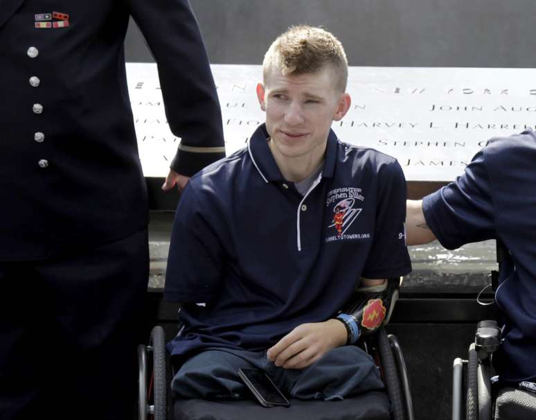Imagem de julho de 2012 e divulgada na terça-feira mostra soldado que recebeu transplante duplo de braços