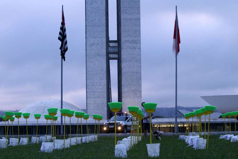 O gramado em frente ao Congresso Nacional amanheceu hoje com 81 vassouras, baldes e panos de chão. Movimentos anticorrupção pedem um presidente ficha limpa