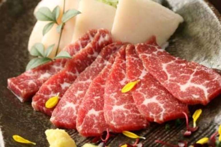 Sushi de carne de cavalo é bastante consumido em restaurantes japoneses, principalmente nas regiões de Kumamoto e Fukuoka. Ele também já foi servido por um restaurante de São Paulo, por um ano<br />