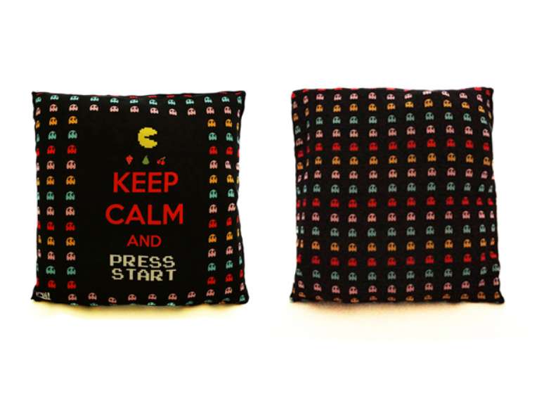 Op&ccedil;&atilde;o divertida de almofada da Obba tem motivo bem-humorado com a frase "Keep calm and press start", tamb&eacute;m com uma estampa diferente para cada lado do objeto.&nbsp;Pre&ccedil;o: R$ 45. SAC:&nbsp;(11) 5093-2911