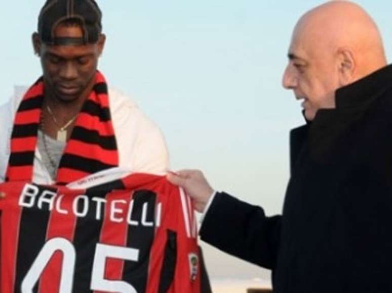Recém-contratado pelo Milan, Balotelli foi recebido por Galliani com a camisa 45